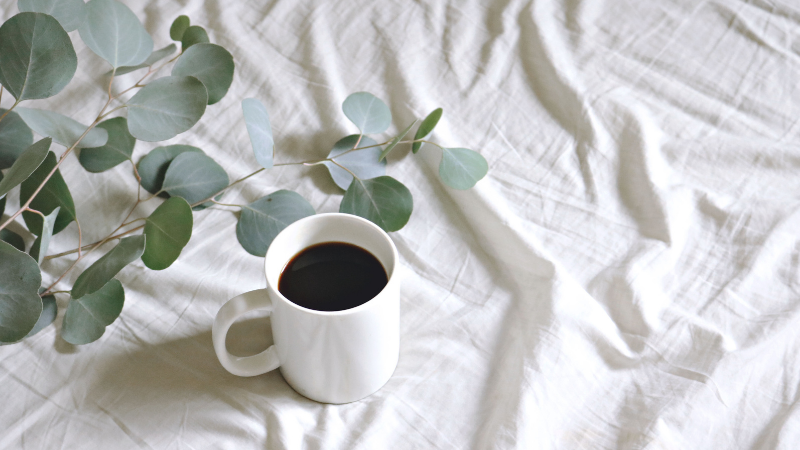 ベッドで休みながらコーヒーを飲む